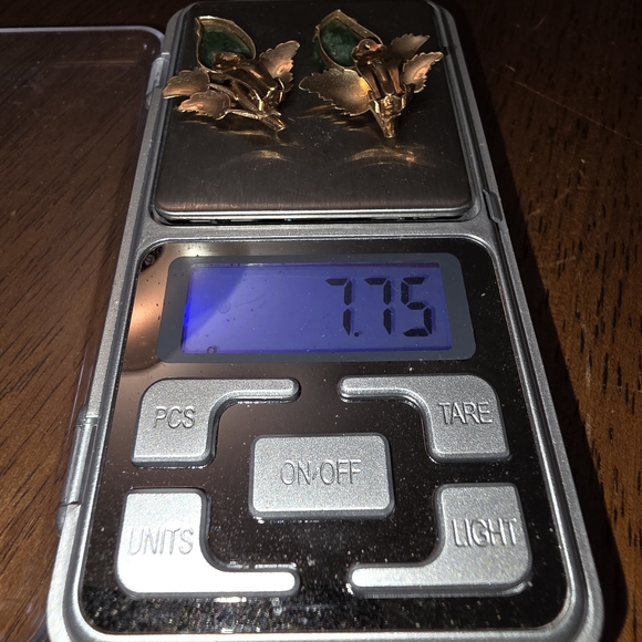 14 Karat Gold Leaf Clip-On Earrings with Green Jade Heart Leaves - Picture 11 of 11